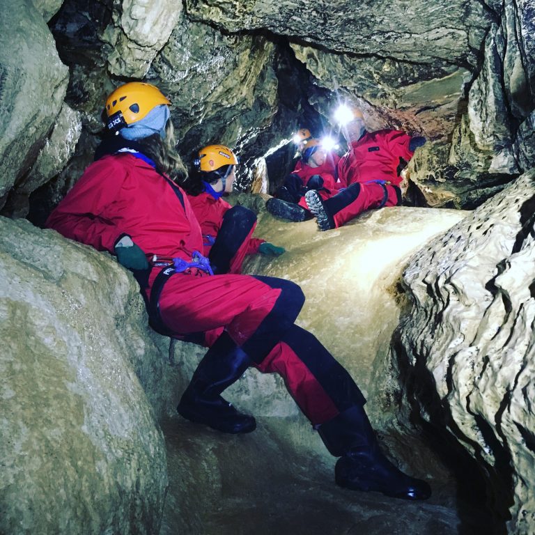Groupe en spéléo grotte de la Cascade